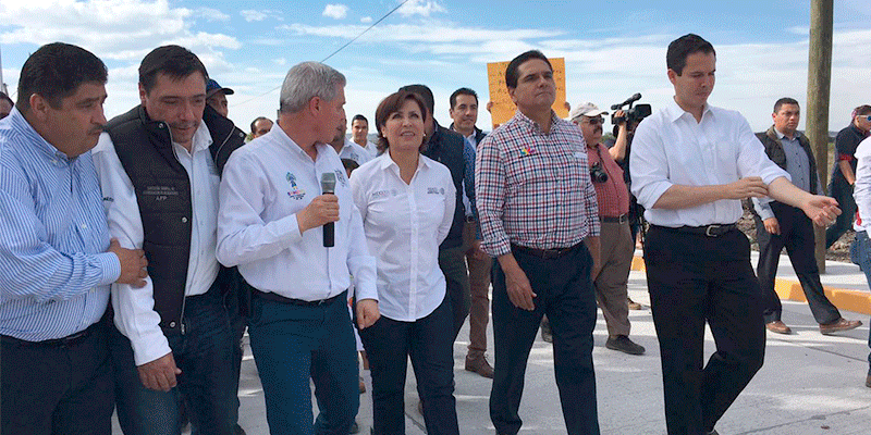 Chayito-Robles-Y-Silvano-Entregan-500-Escrituras-En-Sahuayo-GIF-1