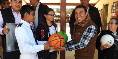 Entrega-Ayuntamiento-De-Acuitzio-Pintura-Y-Equipo-Deportivo-A-Escuela-Secundaria