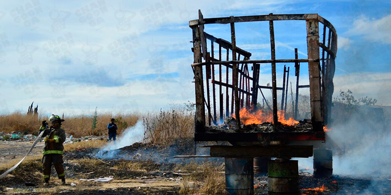 #Morelia-Arde-Caja-Abandonada-De-Un-Camión-Torton-1