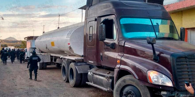 SSP-Y-Sedena-Aseguran-Pipa-Con-Combustible,-Vehículos-Y-Armas-En-Los-Reyes