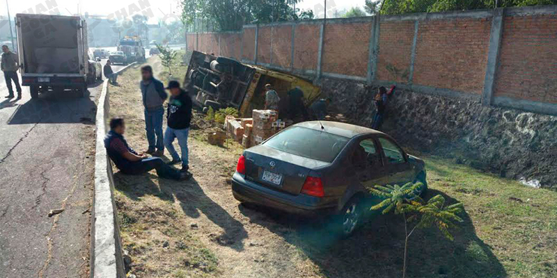 Vuelca-Camión-De-Chelas-En-Morelia-2