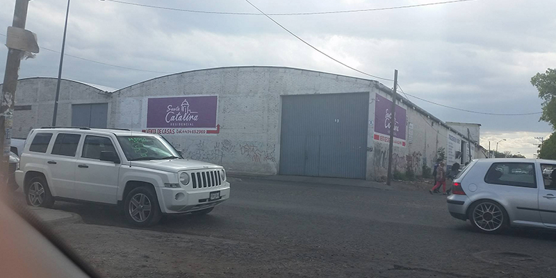 vehículos-invaden-calles-en-Morelia