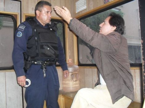 leon esposo detenido por bersa esposa en público