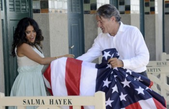 Salma Hayek prefiere la bandera gringa