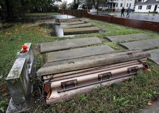 En Halloween, ataúdes salen de sus tumbas por Sandy.