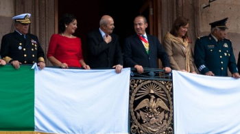 Felipe Calderón observando el desfile Felipe Calderón observando el desfile