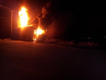 Normalistas de Tiripetío incendian camión.