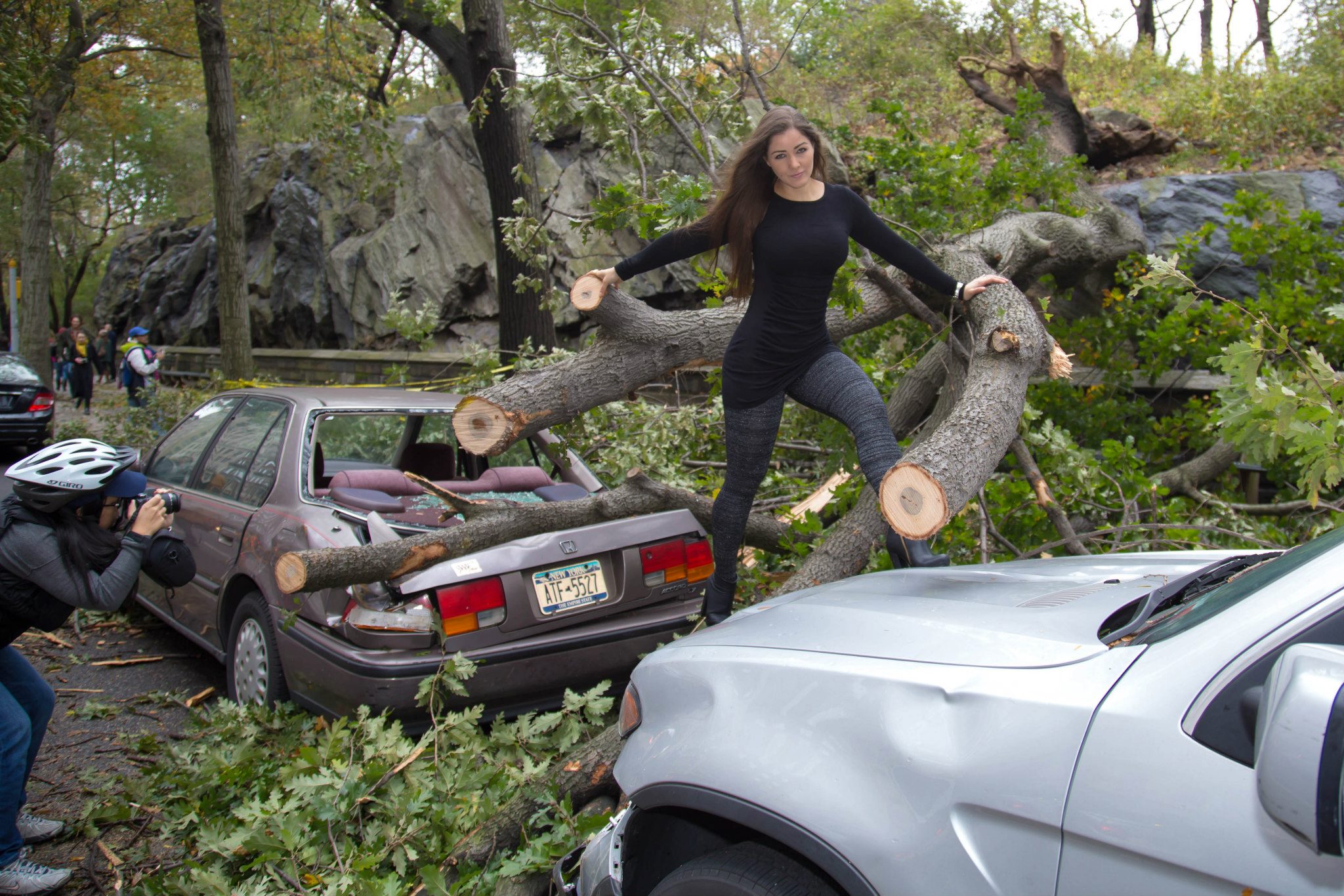 Modela en zona devastada de NY y la convierten en meme