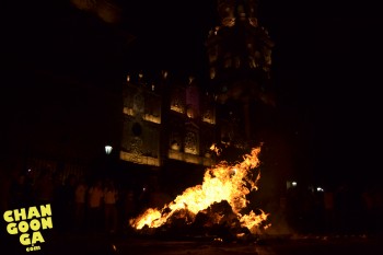 VIDEO: incendian normalistas cabeza de cartón de Fausto Vallejo