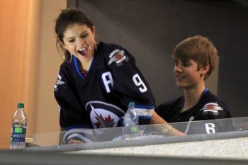 Justin Bieber manosea a Selena Gomez en público