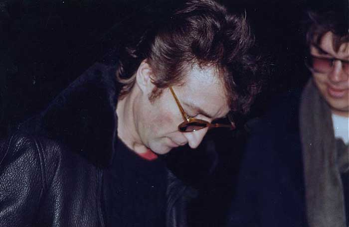 Subastan disco autografiado por John Lennon para Mark Chapman Subastan disco autografiado por John Lennon para Mark Chapman