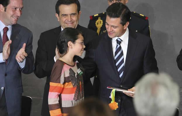 Niña de 12 años le regala libros a Peña Nieto