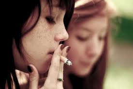 joven fumando