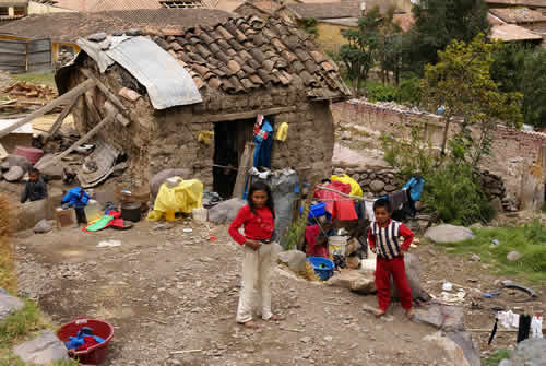 Oxfam: los más ricos del mundo acabarían con la pobreza en el planeta