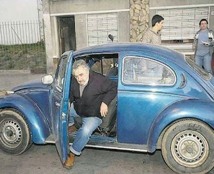 Presidente de Uruguay dona el 90% de su saldo, viaja en bochito y no tiene guaruras