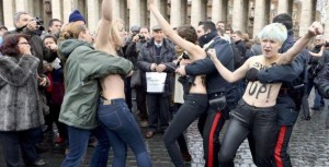 Protestan en topless en el Vaticano en contra de la homofobia