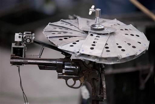 Mexicano convierte armas en instrumentos musicales