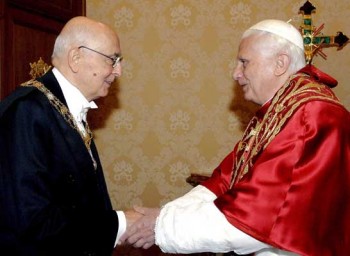 El Papa Benedicto XVI se despide del presidente de Italia