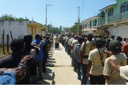 Guerrero: marchan en apoyo a policías comunitarias