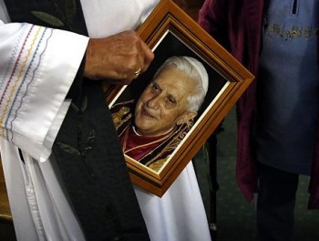 Sacerdote quema foto de Benedicto XVI
