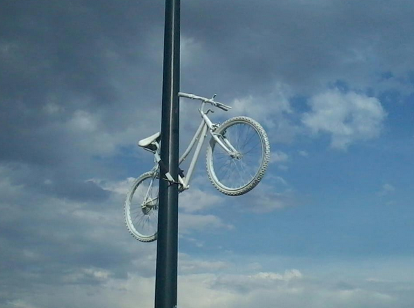 Morelia: Colocan bicicleta blanca en memoria de ciclista fallecido