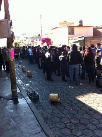 Las filas ya abarcan la colonia La Soledad al lado del recinto ferial/ Foto vía: Juvenal Cabrera