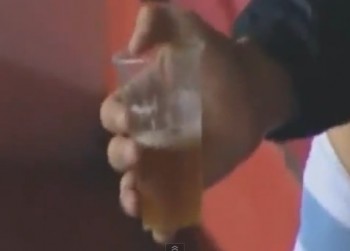 Futbolista bebe cerveza en la banca
