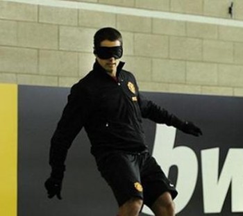 Chicharito entrena a ciegas