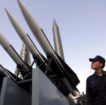 Firma Corea del Norte orden para alistar misiles contra Estados Unidos