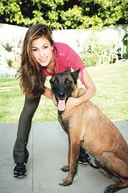 Eva Mendes protege a su perro de paparazzis