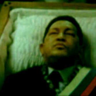 Esta foto falsa con la supuestra muerte de Chávez circula desde finales del año pasado en las redes sociales. Hoy, se cumplió el fin del mandatario.