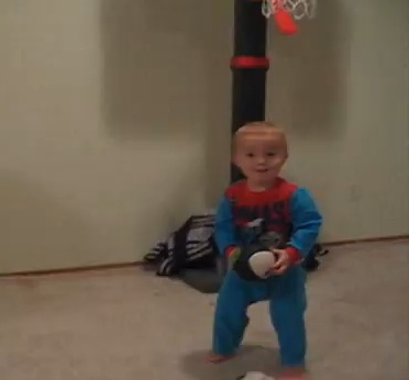 Niño de 2 años sorprende en YouTube por su puntería
