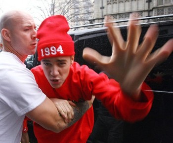 Justin Bieber es acusado de escupirle a su vecino