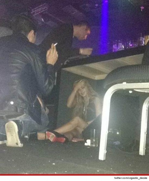 Lindsay Lohan termina debajo de una mesa en Brasil