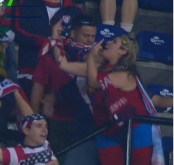 Aficionada gringa le pinta la mazaseñal a la afición mexicana tras el resultado