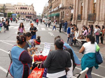 Ola ke ase manualidades para bloquear la Madero y burlarse de la autoridad o ke ase