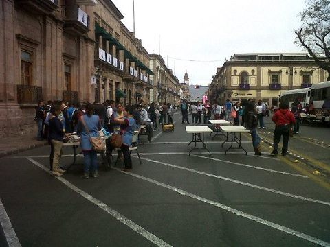 Mantienen normalistas plantón indefinido en Morelia