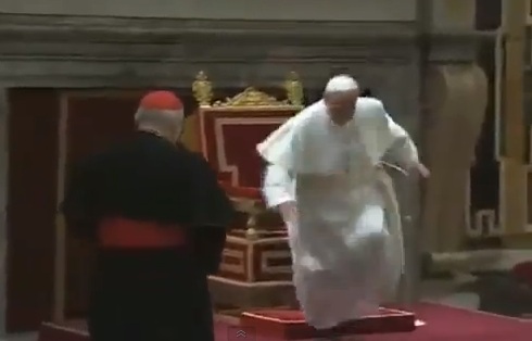 VIDEO: tropieza Papa Francisco durante audiencia con cardenales