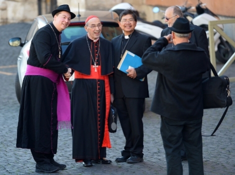 Se disfraza de cardenal para colarse al pre-Cónclave