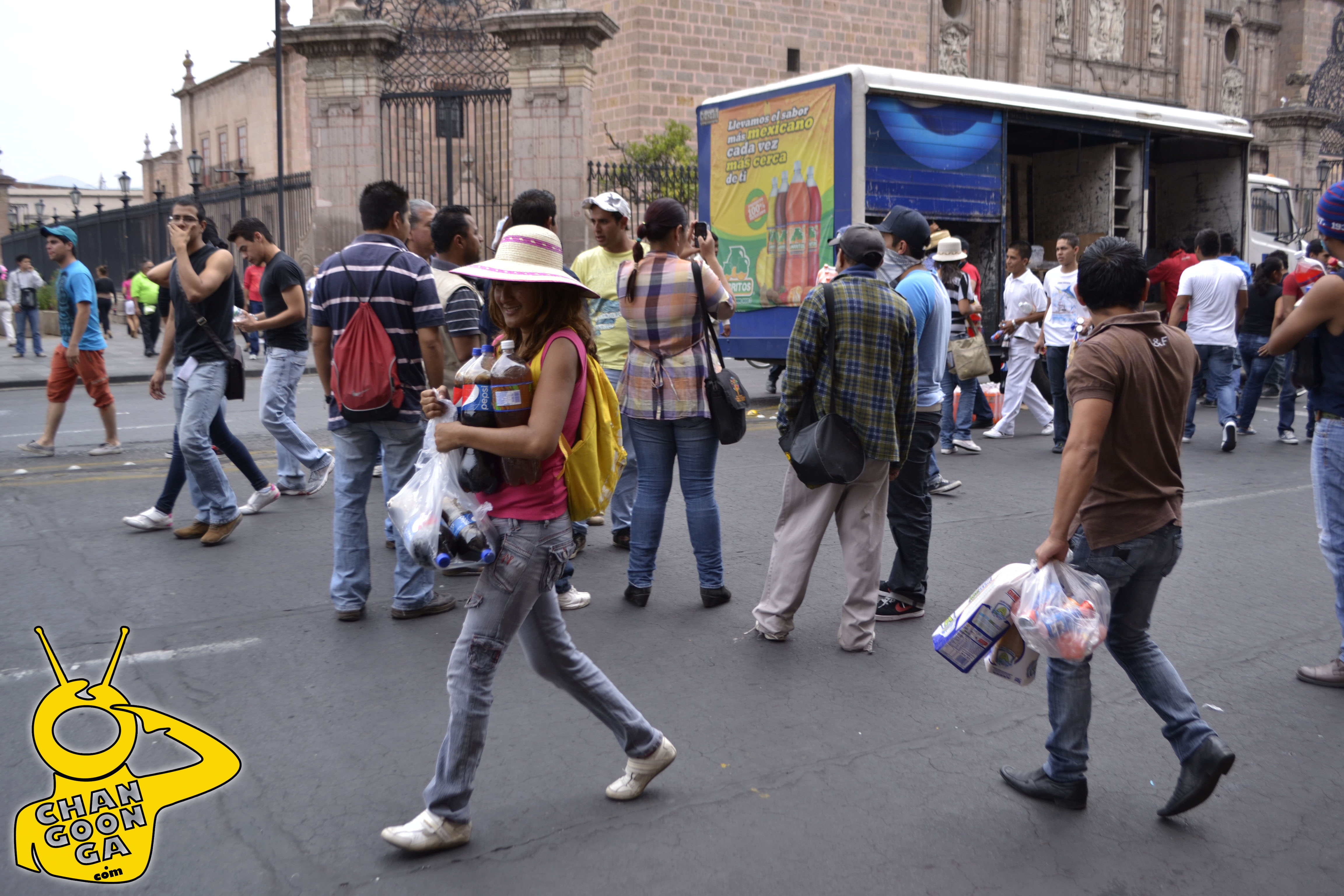 Crónica Gráfica: Normalistas regalan mercancías de camiones secuestrados