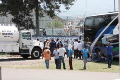 Normalistas entablan diálogo con gobierno; liberan vehículos retenidos en Tiripetío