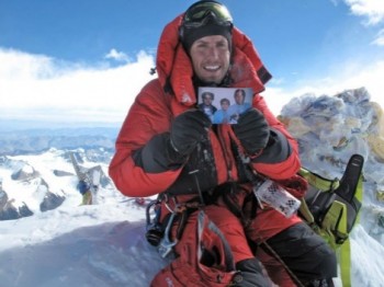 Mexicano se convierte en el primero en escalar las dos caras del Everest