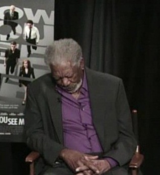 VIDEO: Morgan Freeman se queda dormido en plena entrevista
