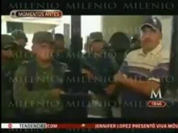 MilenioTv  transmitió el momento en el que los soldados fueron confinados a las instalaciones de la alcaldiía de Buenavista forzados por unos 600 pobladores