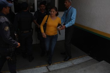 En esta imagen se observa a Griselda García Vázquez, madre del menor, quien aseguró que trabaja en la Subsecretaría de Prevención y Reinserción Social, de la Secretaría de Seguridad Pública del Estado (SSP) y, que se hizo acompañar por un técnico profesional de la Procuraduría General de Justicia del Estado (PGJE) de nombre Abel Cardona Ortega, quienes buscaron amedrentar tanto a reporteros como a policías...