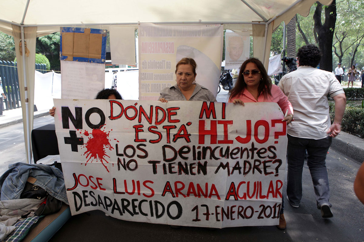 Madres hacen huelga de hambre frente a la PGR por hijos desaparecidos