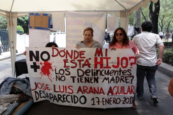 Madres de desaparecidos cumplen cinco días en huelga de hambre frente a la PGR
