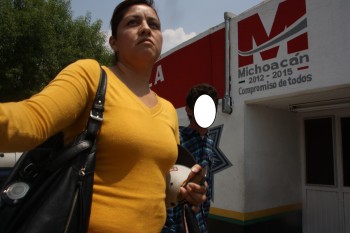 Griselda García Vázquez y su hijo de 17 años, a quién trató de defender desde su puesto dentro de la SSP Michoacán 