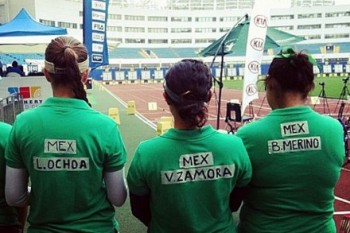 Compiten mexicanas en Mundial de Tiro con playeras de supermercado y su nombre con cinta adhesiva
