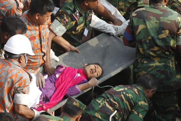 VIDEO: Rescatan con vida a mujer de escombros en Bangladesh